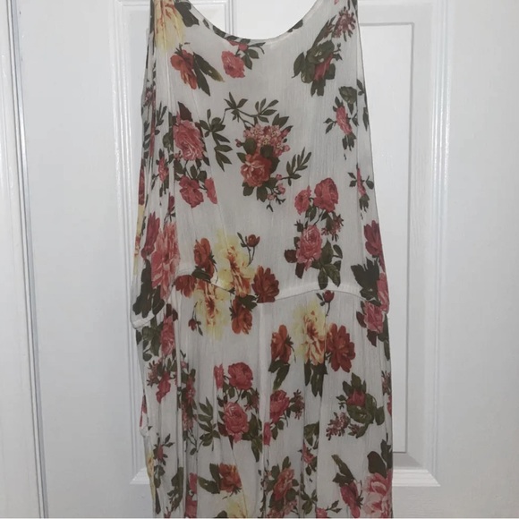 🧜🏻‍♀️3/$15 Floral Romper - Picture 3 of 3